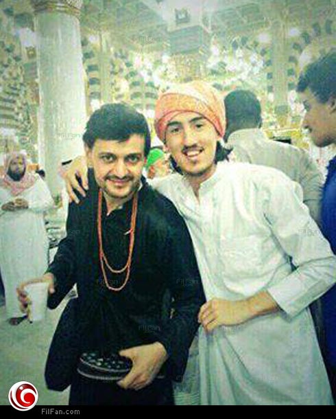 رامز مع أحد معجبيه في العمرة