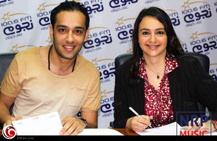 رامي جمال مع هالة حجازي لحظة توقيع عقد انضمامه للشركة