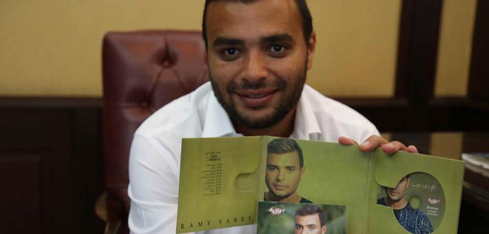 رامي صبري يحمل أول نسخة من ألبومه