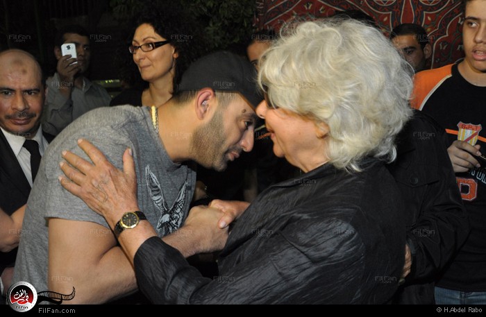 السقا يقبل يد أرملة رمزي في عزائه