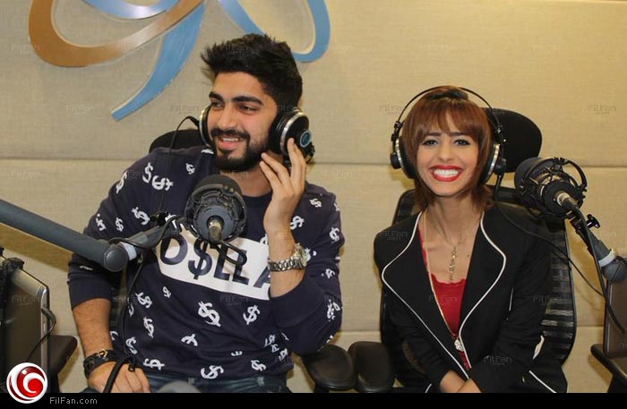 رنا سماحة ومينا عطا في استديو الإذاعة 