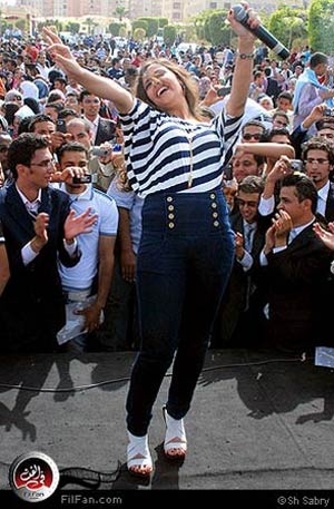 راندا في لحظة اندماج أثناء غنائها لطلبة صيدلة