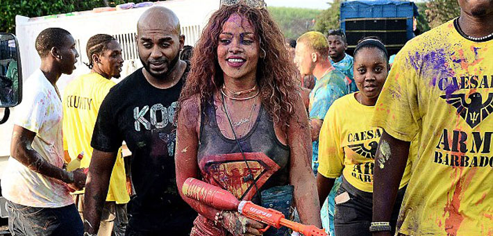 ريانا تلعب بالألوان