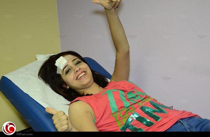 صورة لرنا بعد اصابتها بضربة على رأسها عن طريق الخطأ خلال الموسم التاسع من Star Academy