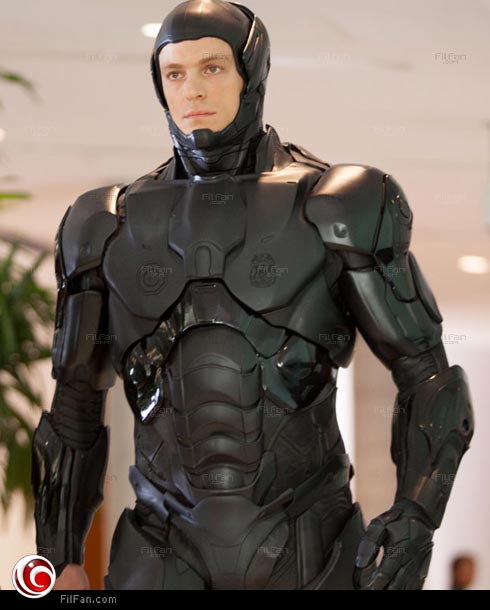 جويل كينامان ببدلة Robocop