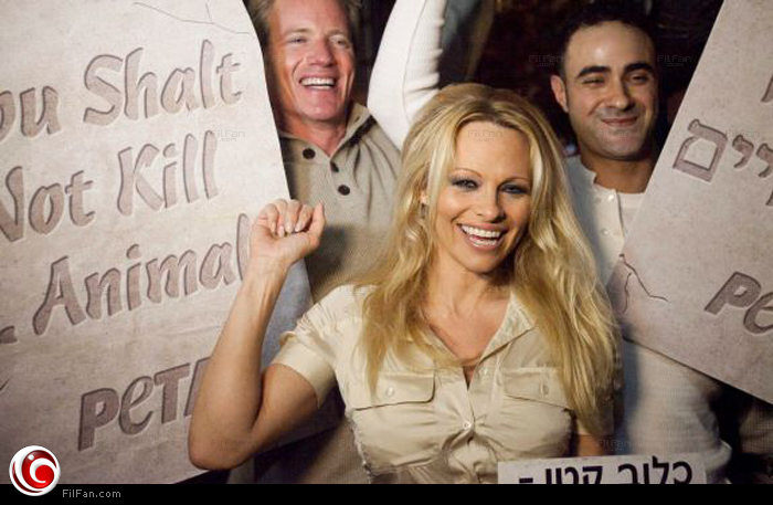 باميلا أندرسون في إحدى التظاهرات باسرائيل عام 2011