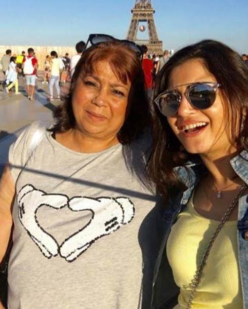 منة فضالي ووالدتها