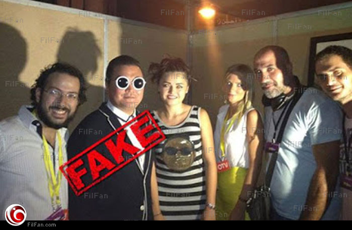 ساي المزيف يلتقط الصور مع الجمهور