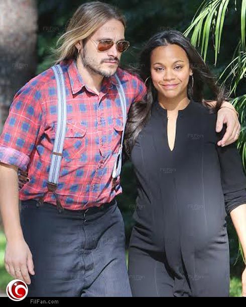 زوي سالدانا أثناء الحفل في توأمها