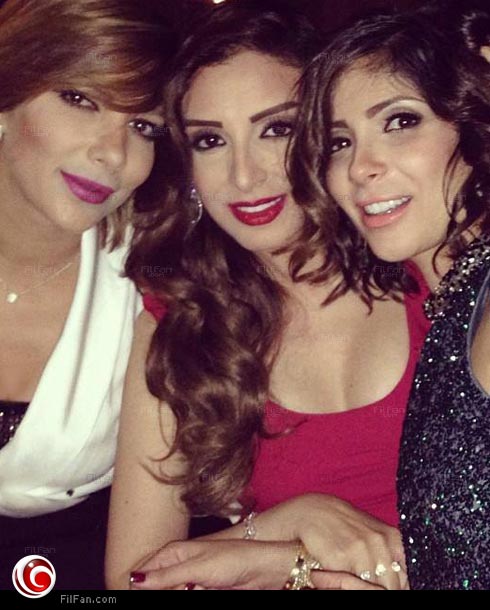 أنغام تتوسط أصالة ومنى زكي