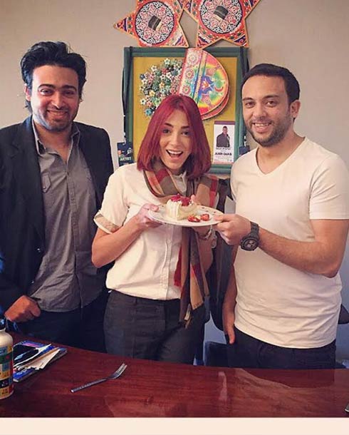 ساندي مع محمد شعبان مسئول شركة &quot;ايجبت لينكس&quot; وشقيها 