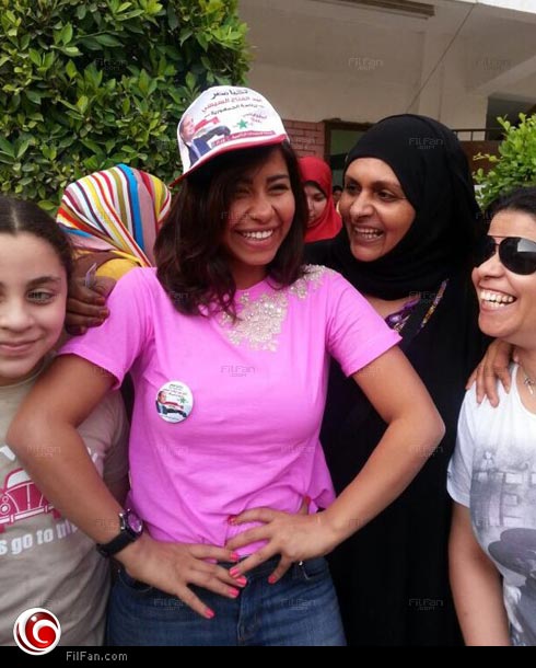 شيرين ترتدي &quot;كاب&quot; يحمل صورة السيسي