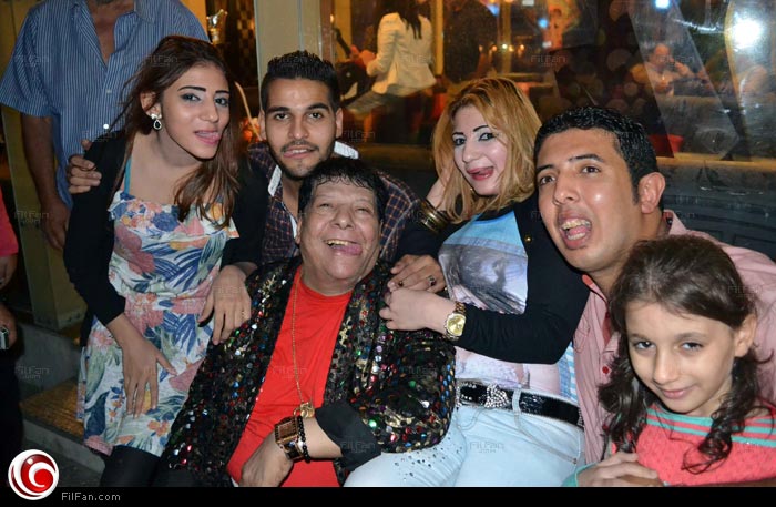 شعبان عبد الرحيم وسط معجبيه