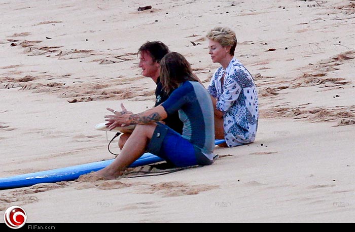 تشارليز ثيرون مع شون بن في هاواي