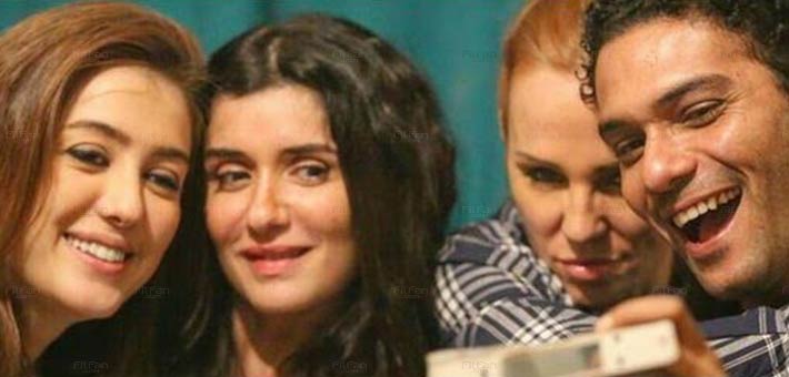 آسر ياسين يلتقط صورة مع بطلات &quot;العهد&quot;