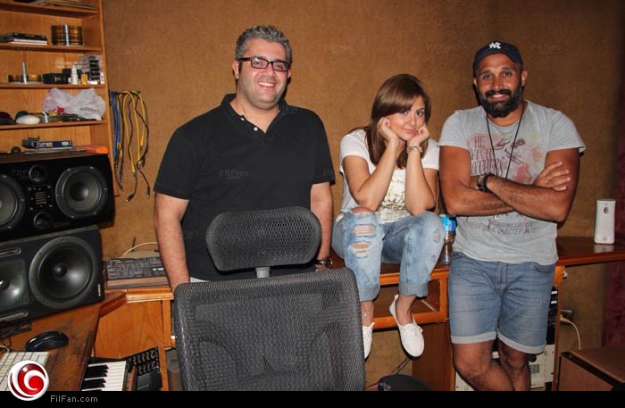 شذى تتوسط مصطفى محفوظ وكريم عبد الوهاب في الاستوديو