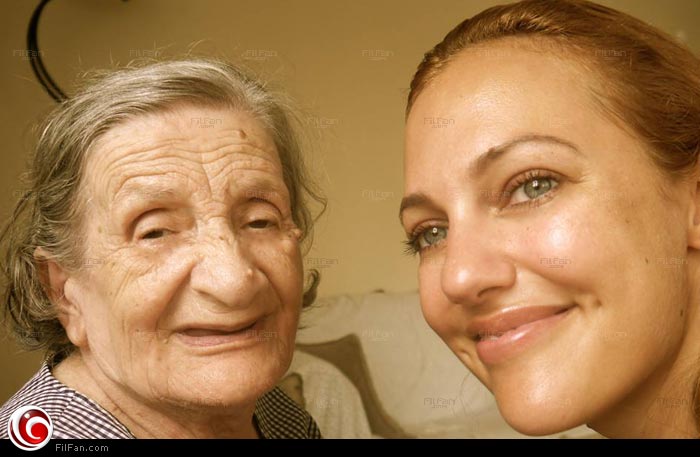 مريم أوزورلي مع جدتها الراحلة