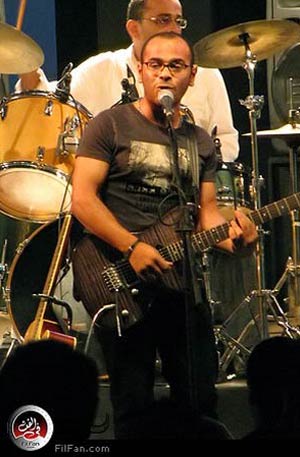 محمود الدقاق مطرب فريق "مسار إجباري"