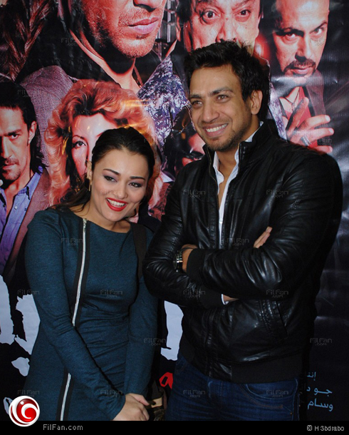 راندا البحيري وخالد حمزاوي أمام أفيش الفيلم