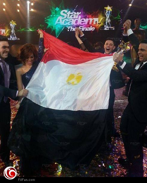 محمود الفائز باللقب يرفع علم مصر على المسرح