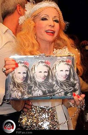 الفنانة الكبيرة صباح مع إحدى الحقائب التي تحمل صورها