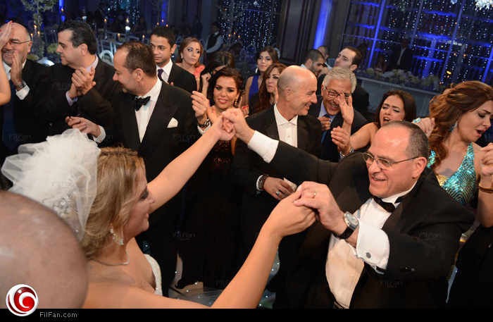 المنتج صادق الصباح يرقص مع ابنته