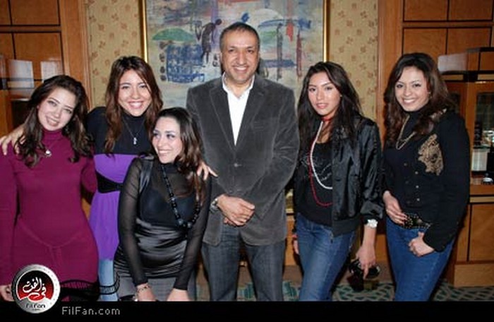 سالم الهندي بين أميرة وزيزي ومي كساب