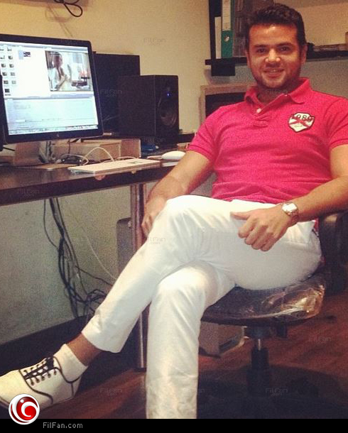 سامو زين في مكتبه يجهز لإعلان ألبومه الجديد