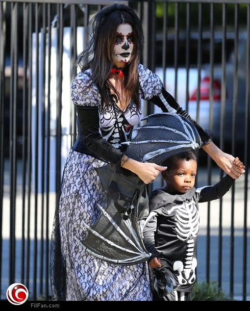 ساندرا بولوك بملابس الهيكل العظمي مع ابنها لويس