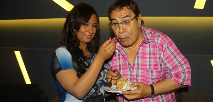 سارة طارق تطعم زوجها من كعكة احتفالية &quot;الستات ما يعرفوش يكدبوا&quot;