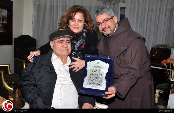 الأب بطرس يهدي سيد زيان صورة &quot;ياسين&quot; في حضور نهال عنبر