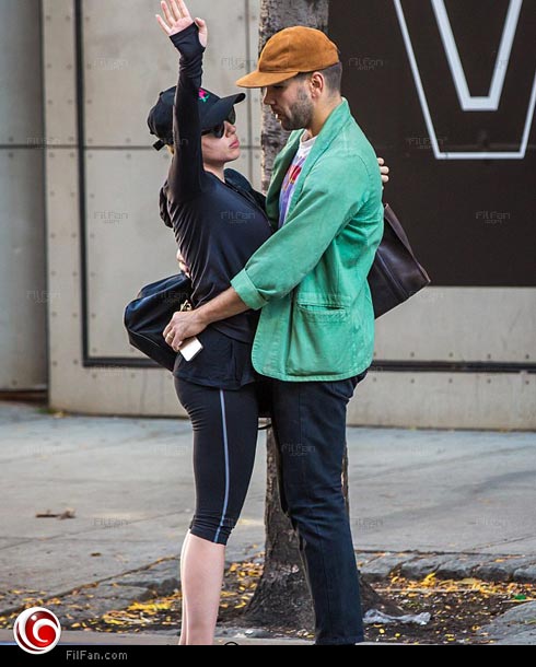 سكارليت جوهانسون تودع خطيبها قبل الذهاب للتمرين