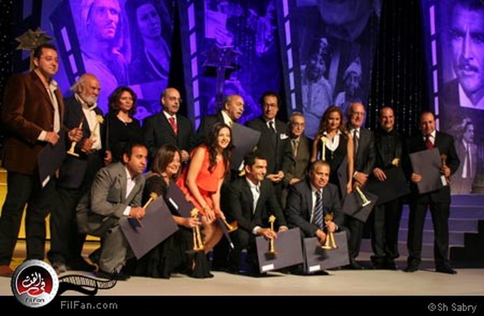 صورة جماعية للفائزين يتوسطهم وزير الثقافة فاروق حسني