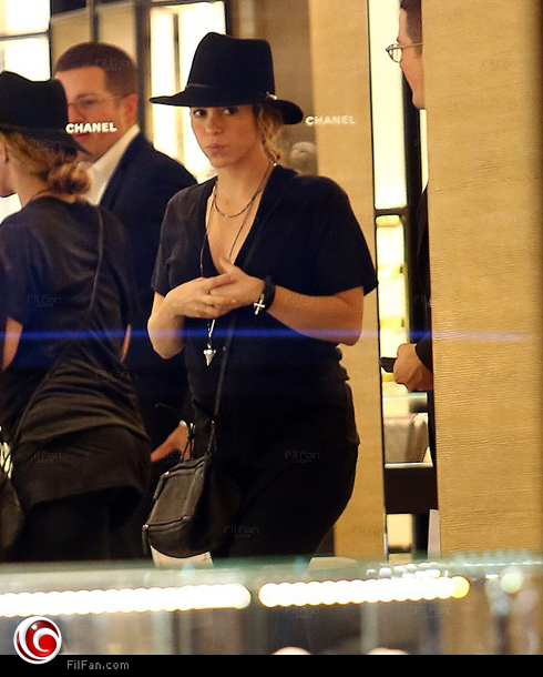 شاكيرا تتجول في أسواق باريس