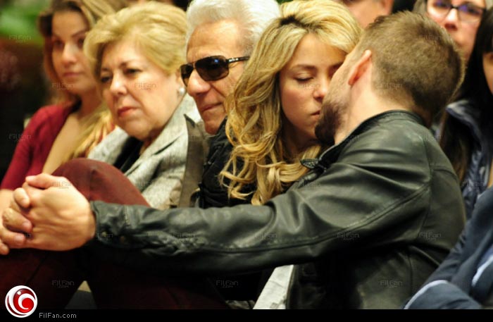 شاكيرا تقبل بيكيه في حفل توقيع كتاب والده