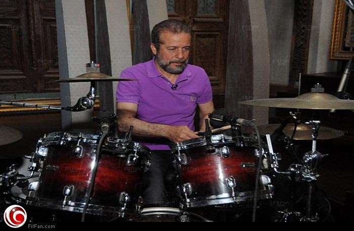 شريف منير يستعيد موهبته القديمة في عزف الدرامز