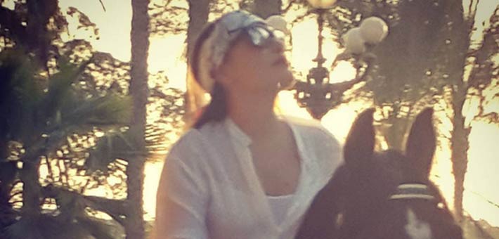 شيريهان تستمتع بركوب الخيل