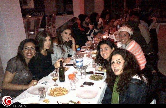 سيرين تحتفل مع فريق العمل