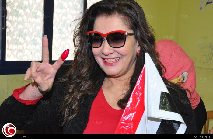 آثار الحكيم أثناء إدلائها بصوتها في انتخابات الرئاسة