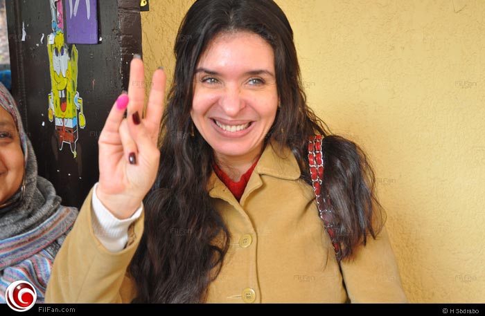 دينا تشارك في الاستفتاء على مشروع الدستور