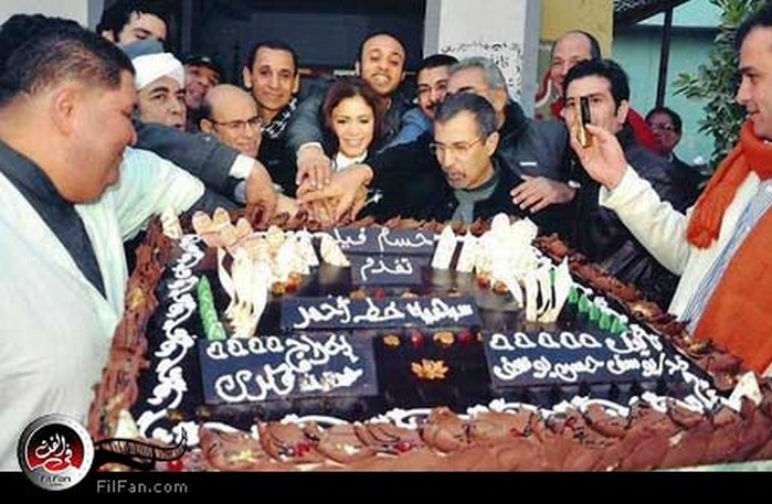 أسرة السباعية أثناء تقطيع تورتة الإحتفال