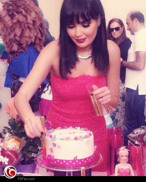 سيرين عبد النور تقطع كعكة ميلاد ابنتها &quot;تاليا&quot;