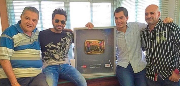 تامر حسني يحتفل مع محسن جابر