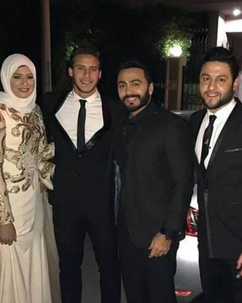 تامر حسني مع العروسين