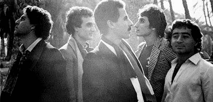 فرقة طيبة وأحمد عز على يسار الصورة