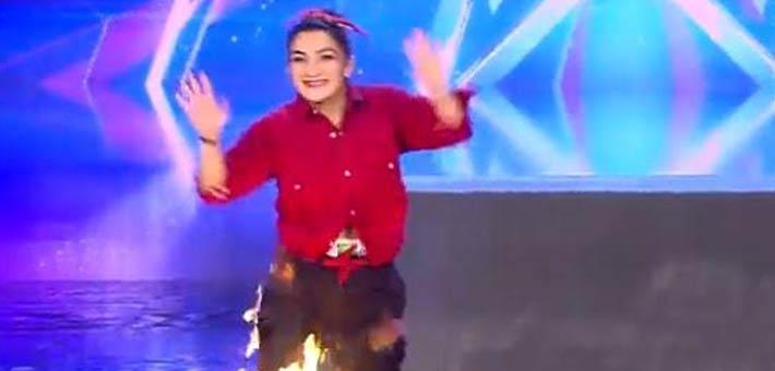 النار تشتعل في ساق أحد أعضاء الفريق