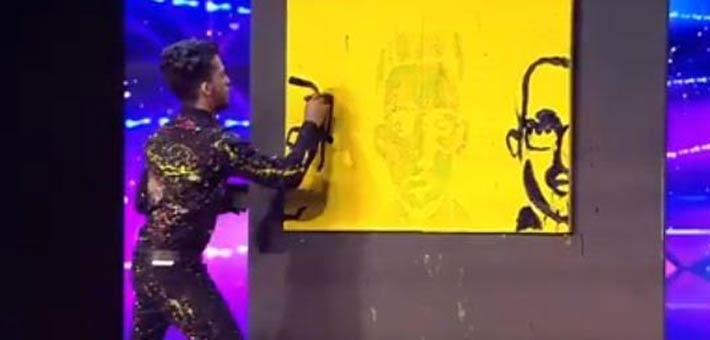 المتسابق خالد أبو الهال يرسم أحمد حلمي في Arabs Got Talent