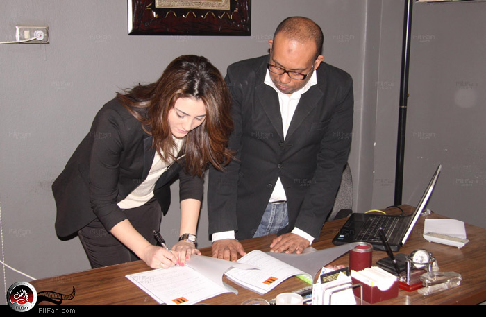 طاهرة توقع التعاقد