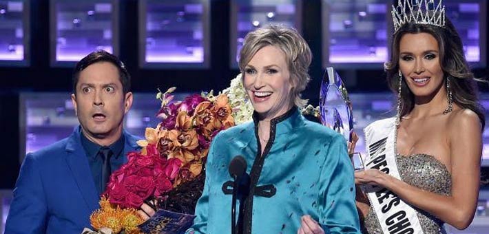 توم لينون مصدوم بعد خطف شبيهة ملكة جمال كولومبيا الجائزة منه