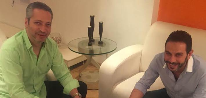 تامر أمين لحظة توقيع العقود مع العضو المنتدب لقناة &quot;الحياة&quot;